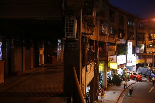 夜晚實拍講解 美女示範微光下LED光源運用(yòng)