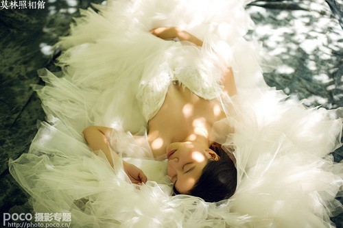 假期拍攝小(xiǎo)貼士 利用(yòng)眩光照出森林系人像